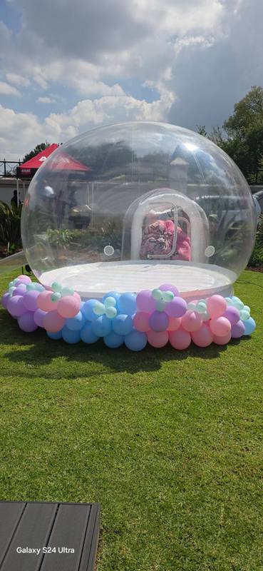 Balloon garland surround around bubble house hire Johannesburg North - Bubble Bounce Bliss